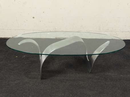 Table basse ovale, le plateau de verre repose par 