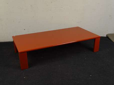 Table basse en laque rouge, le plateau repose par 