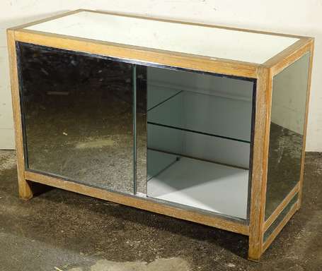 Buffet en bois cérusé plaqué de miroirs ouvrant 