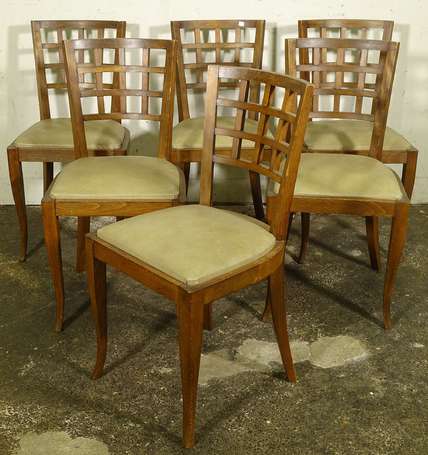 Suite de six chaises en bois verni, le dossier 