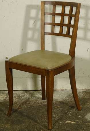 Suite de six chaises en bois verni, le dossier 