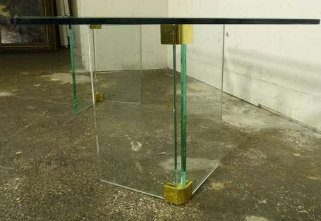 Table basse, le plateau rectangulaire en verre 