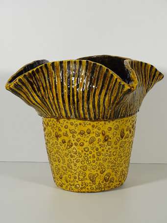 GASNIER E. (XXè) - Cache-pot en céramique jaune et