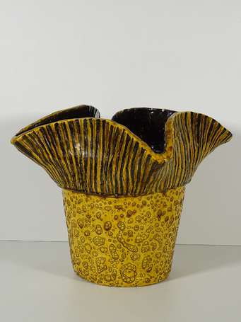 GASNIER E. (XXè) - Cache-pot en céramique jaune et