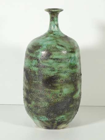 Vase soliflore en grès à couverte verte. XXème 