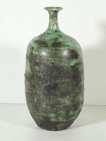Vase soliflore en grès à couverte verte. XXème 