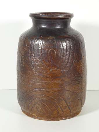 Important vase en grès brun à décor géométrique 