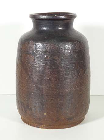 Important vase en grès brun à décor géométrique 