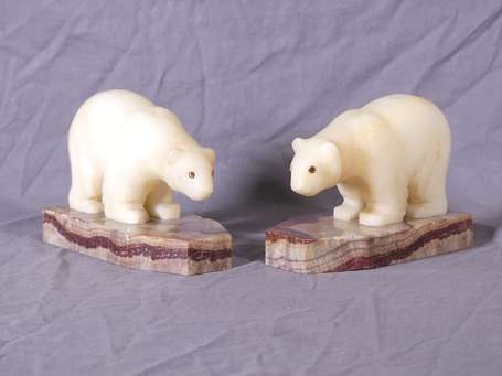 Paire de serre-livres en albâtre figurant des ours