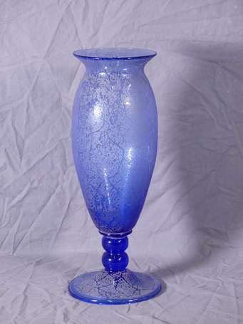 DAUM - Vase fuselé sur piédouche en verre teinté 
