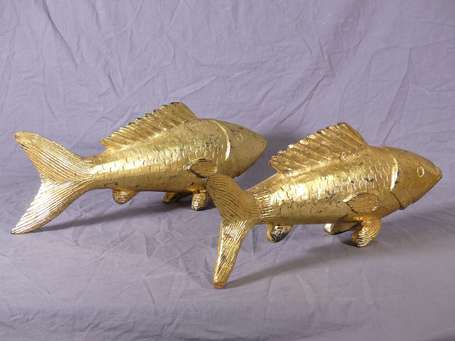 Deux poissons en bois et composition dorés formant
