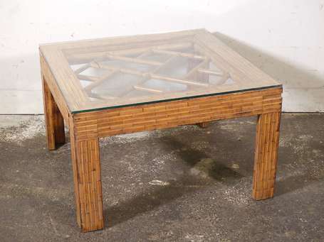 Table basse carrée en bambou, le plateau ajouré de