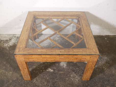 Table basse carrée en bambou, le plateau ajouré de