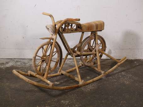 Moto basculante pour enfant en bambou. H. 64 cm, L