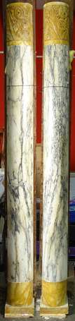 Paire de colonnes en marbre, les chapiteaux 