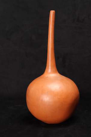 Vase en céramique de forme coloquinte. Signé d'un 