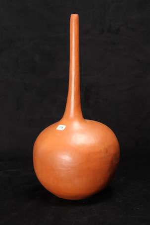 Vase en céramique de forme coloquinte. Signé d'un 