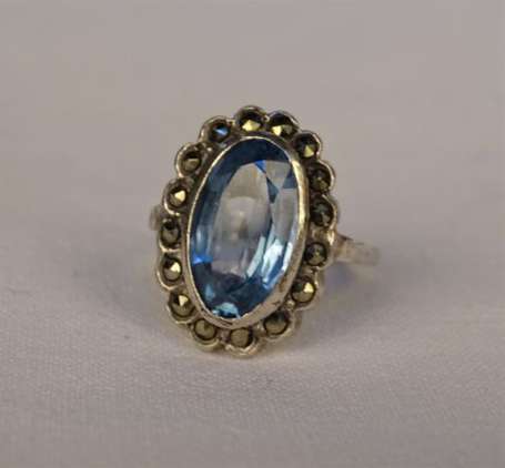 Bague en or gris 18K (750°/00) montée d'une aigue 