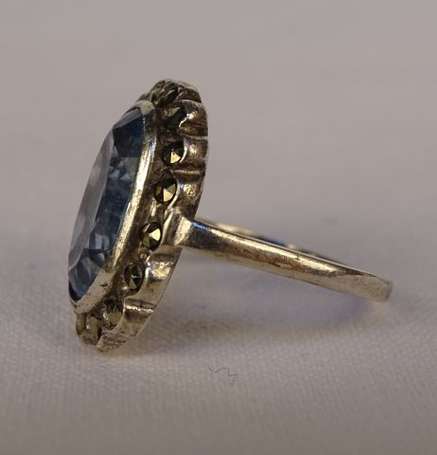 Bague en or gris 18K (750°/00) montée d'une aigue 