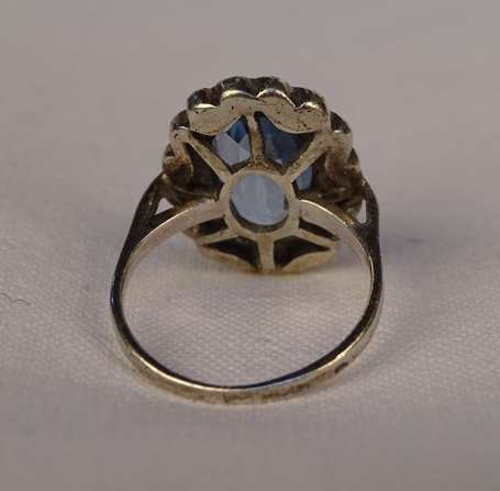 Bague en or gris 18K (750°/00) montée d'une aigue 