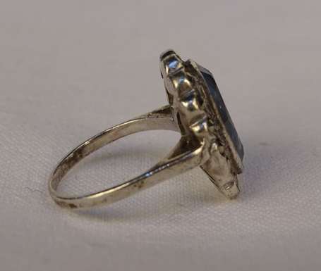 Bague en or gris 18K (750°/00) montée d'une aigue 