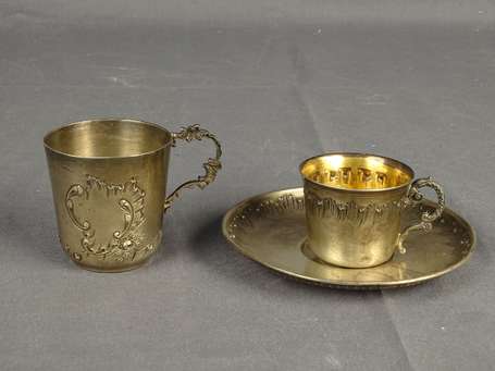 Deux tasses et une sous tasse en argent, décor de 