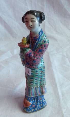 CHINE, statuette en porcelaine à décor polychrome 