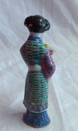 CHINE, statuette en porcelaine à décor polychrome 