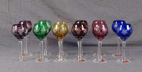 Suite de douze verres en cristal et cristal 