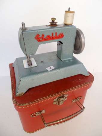 Machine à coudre des années 50 , dans sa valise , 