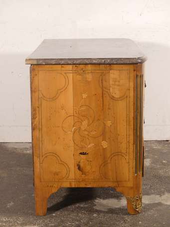 Commode en placage et marqueterie à décor floral, 