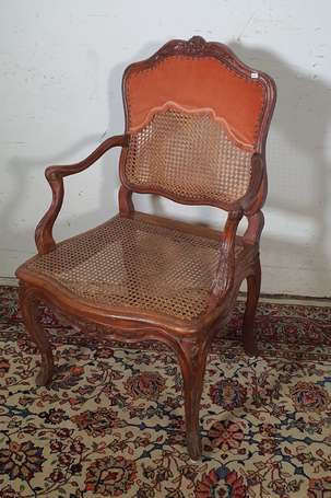 Fauteuil canné en bois fruitier mouluré, les pieds