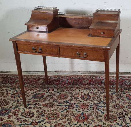 Bureau de dame en placage d'acajou et filets de 