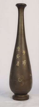 CHINE - Vase piriforme sur talon en bronze à décor