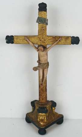 Crucifix en bois sculpté, peint et doré, la croix 