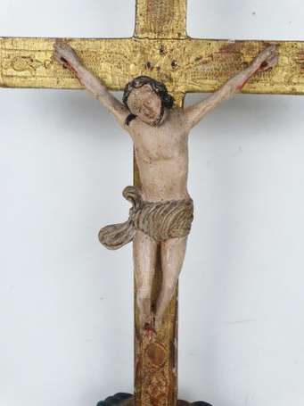 Crucifix en bois sculpté, peint et doré, la croix 