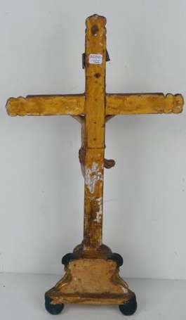 Crucifix en bois sculpté, peint et doré, la croix 