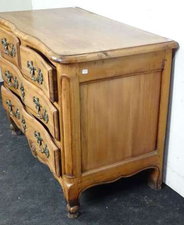 Commode en bois fruitier mouluré, la face en 