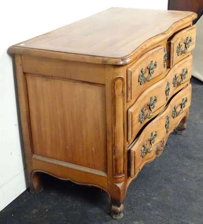 Commode en bois fruitier mouluré, la face en 