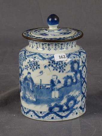 CHINE Pot couvert en porcelaine décor camaïeu bleu
