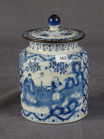 CHINE Pot couvert en porcelaine décor camaïeu bleu