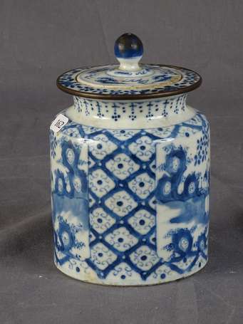 CHINE Pot couvert en porcelaine décor camaïeu bleu