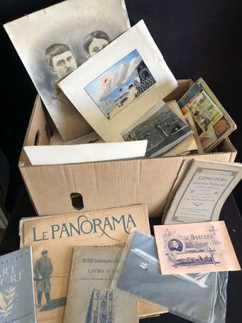 Vieux papiers - Un carton à trier , dont gravures 