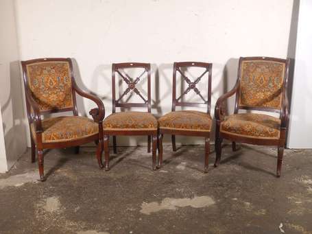 Paire de chaises à dossier ajouré de croisillons 