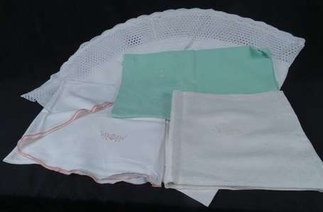 Lot de 4 nappes, dont une ovale en lin blanc, 