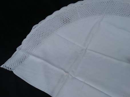 Lot de 4 nappes, dont une ovale en lin blanc, 