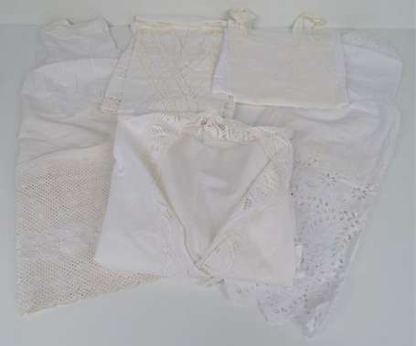 Lot de linge ancien comprenant : 2 combinaisons, 1