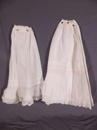 Lot de deux jupons en coton à broderies anglaises,