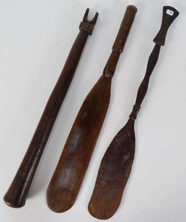 Deux anciennes spatules et un pilon en bois dur à 