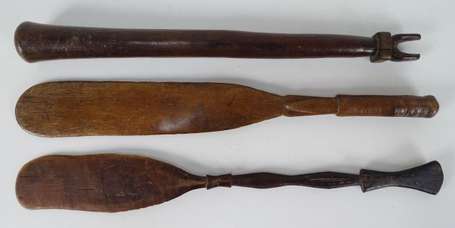Deux anciennes spatules et un pilon en bois dur à 